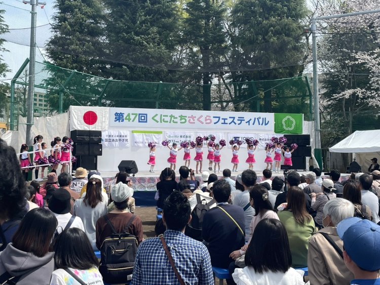 市民団体による歌やダンスのステージがイベントを盛り上げる。