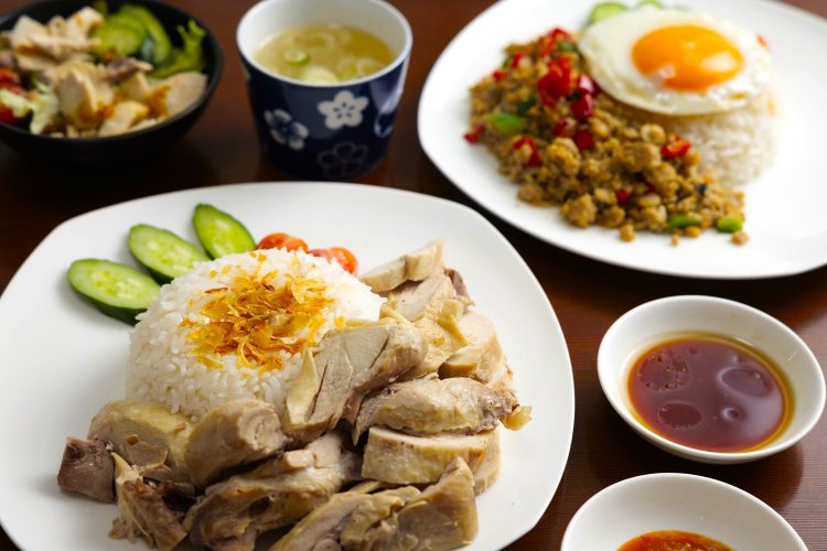 チキンライス800円、ガパオライス650円は、スープとサラダ付き。チキンもガパオもボリューム満点。