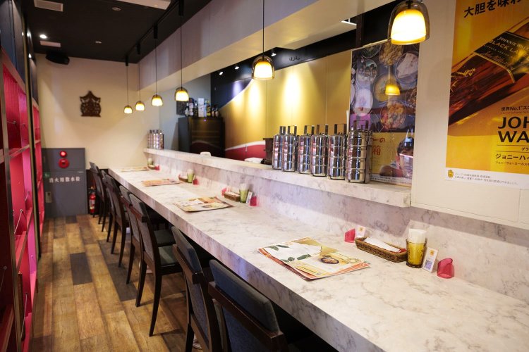 モダンな店内。2階席やテラス席もある。