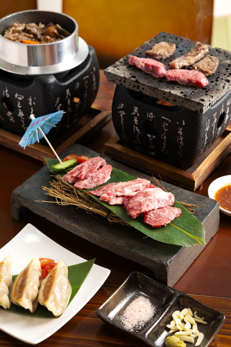 釜飯、餃子、炭火焼き肉 が付いた和牛ざんまいセット4000円。三重県産伊賀牛のほか、餃子の皮、醤油などの材料はすべてハラールの認定を受けている。