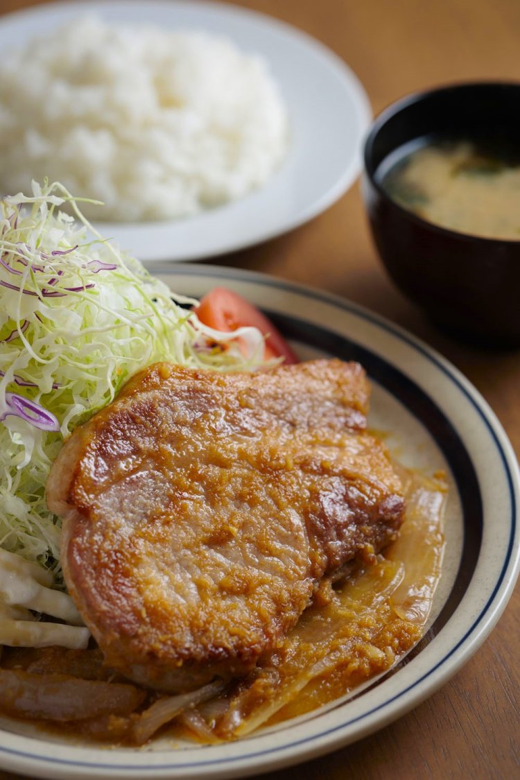 豚リブロース2000円。肉の部位はロース、豚コマもあり、味はしょうゆ甘口、みそ、塩も。ごはんや肉の増減も可能。