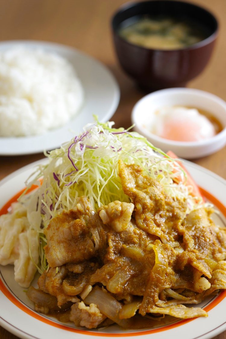 豚バラ1500円のカレー味は、まろやかな味変が楽しめる温泉卵100円のトッピングがおすすめ。