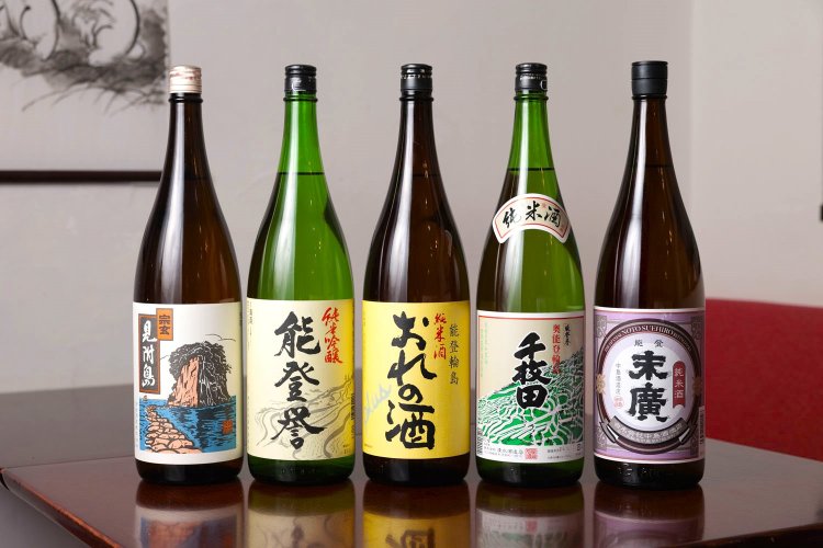 関東ではなかなか見かけない能登の地酒が7、8種揃う。復興中の酒蔵もあるので飲んで応援を！