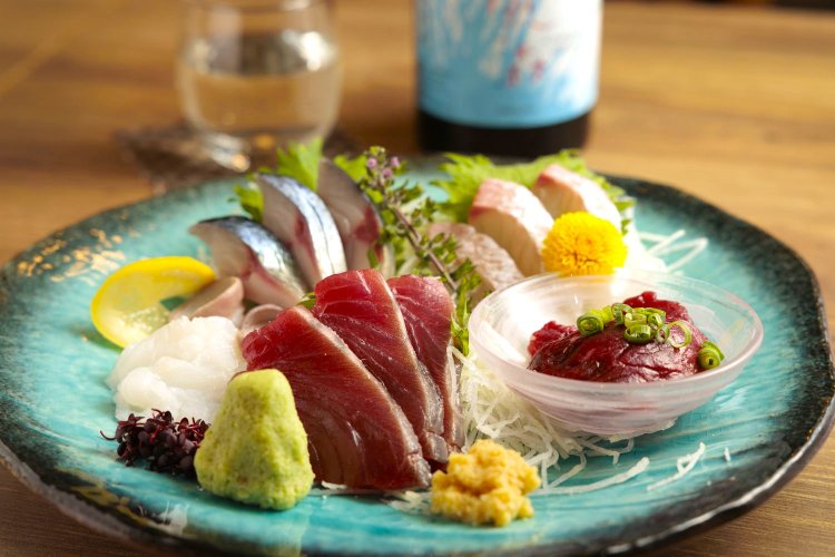 刺身おすすめ5品盛（生サバ、カツオ、生タコ、真ダイ）1800円。