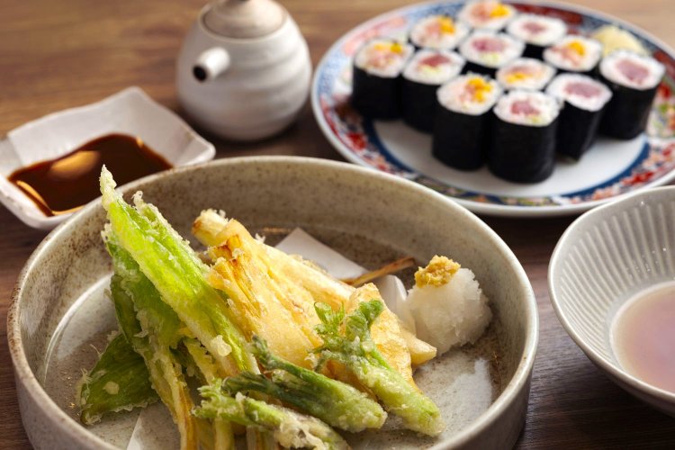 春野菜の天ぷら980円。トロタク巻580円、鉄火巻480円など巻物がお値打ち価格。