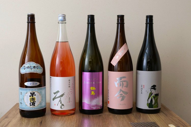 日本酒も酒屋をまわって仕入れている。