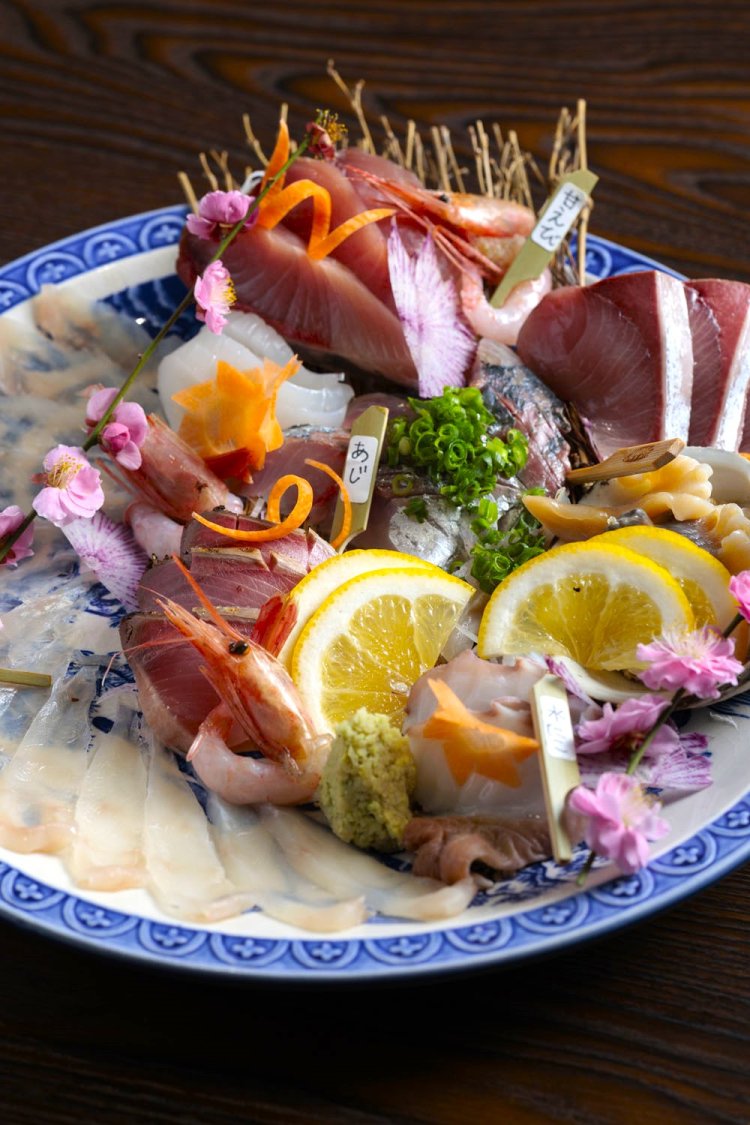 刺身全部盛り1990円。