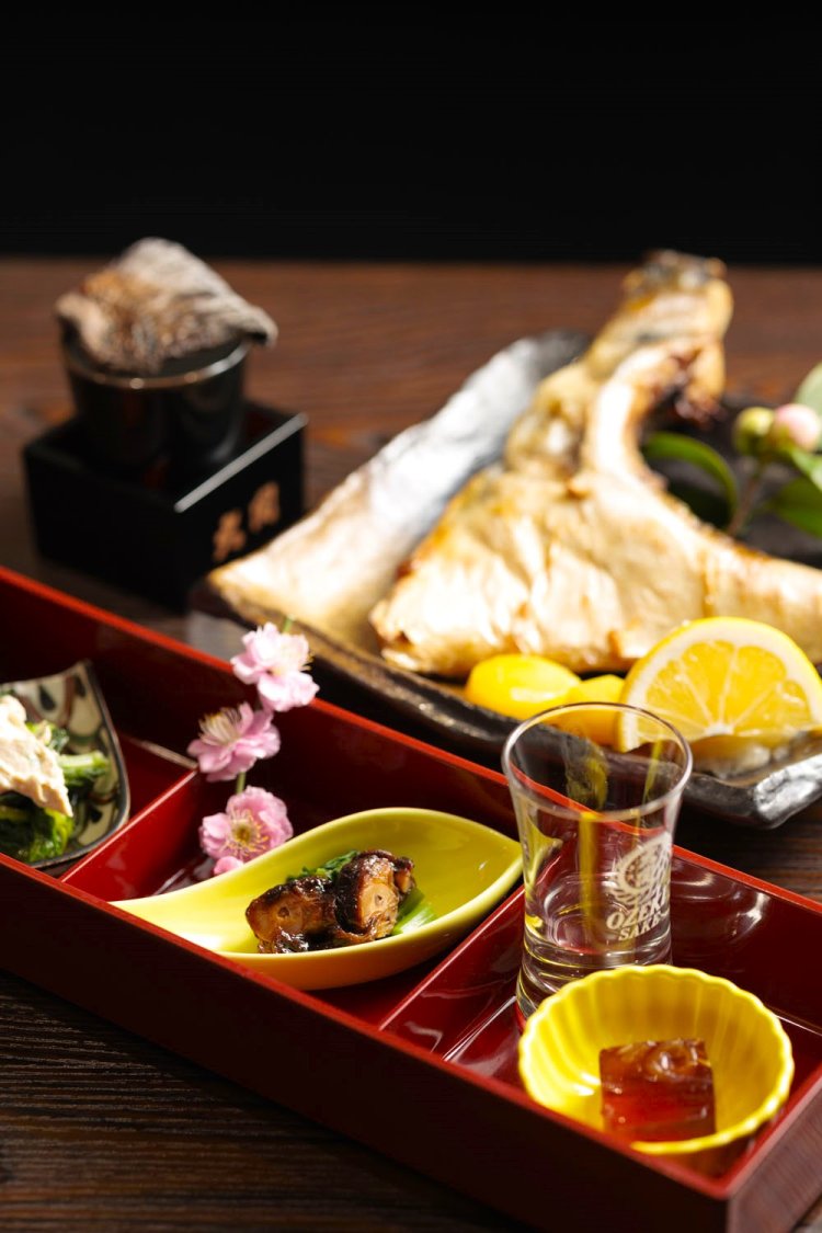 お通し550円は、小料理3品に季節のミニ日本酒付き。ぶりかま焼も1290円と安い！