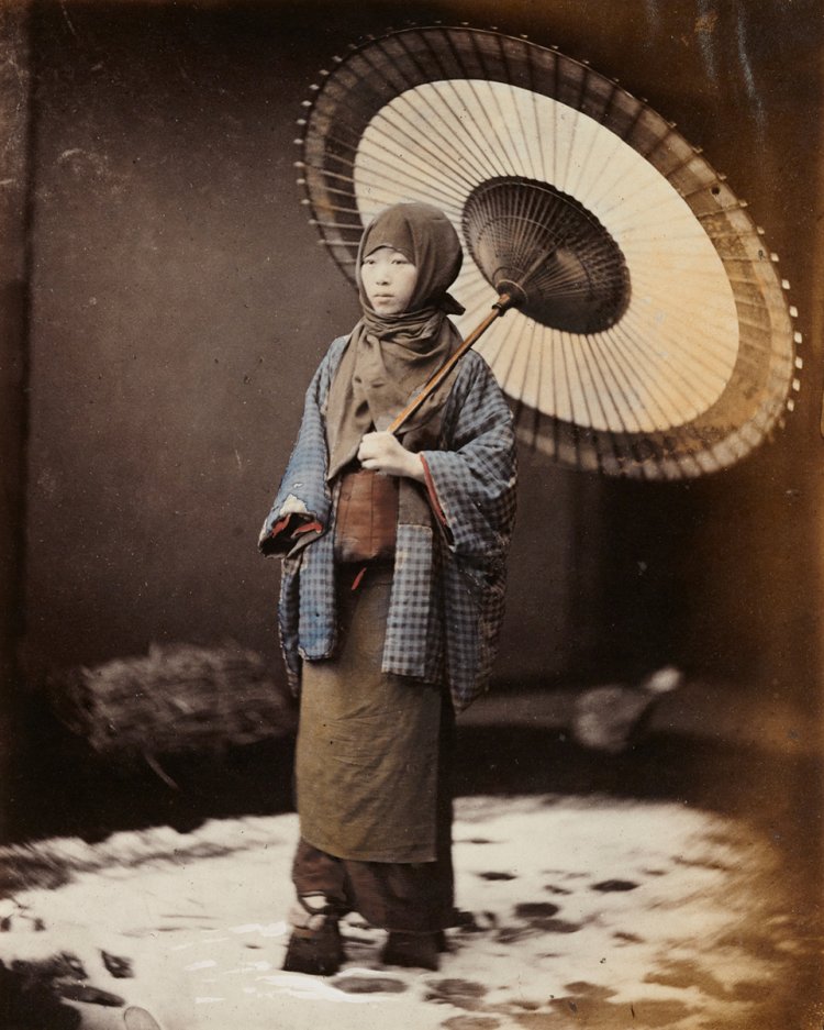 フェリーチェ・ベアト《傘をさす日本人女性》 1863-1877年頃 鶏卵紙に手彩色 『東京都写真美術館』蔵。