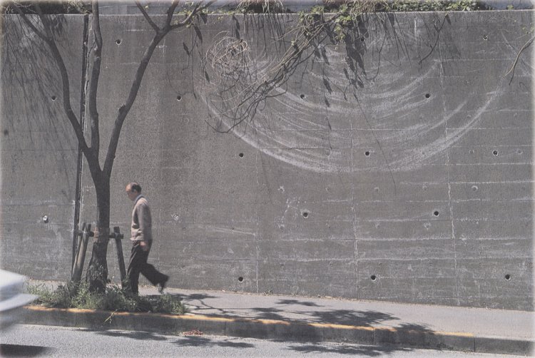 赤瀬川原平《No.7 風のレコード 町田市成瀬1988.5》〈版画集 トマソン黙示録〉1988年 『東京都写真美術館』蔵（C）2014 N.Akasegawa。