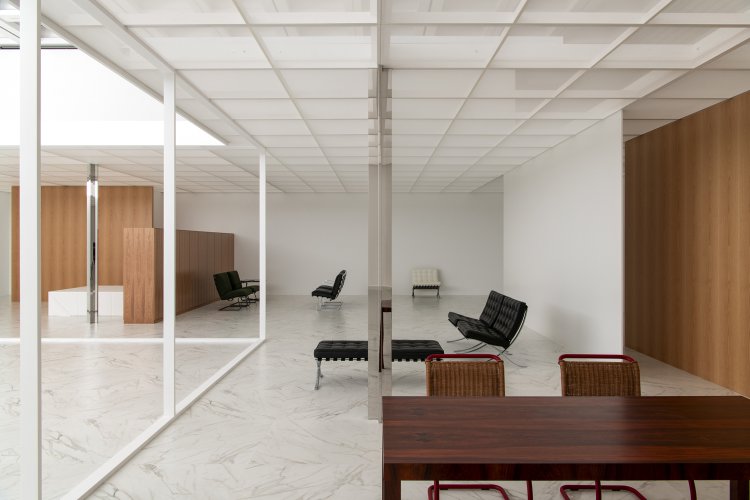 「リビング・モダニティ 住まいの実験 1920s-1970s」『国立新美術館』2025年 展示風景 撮影＝福永一夫。