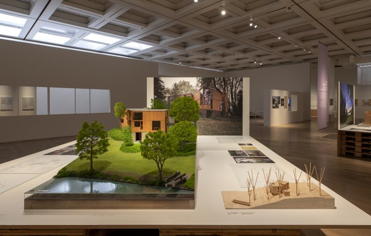 「リビング・モダニティ 住まいの実験 1920s-1970s」『国立新美術館』 2025年 展示風景 撮影＝福永一夫。