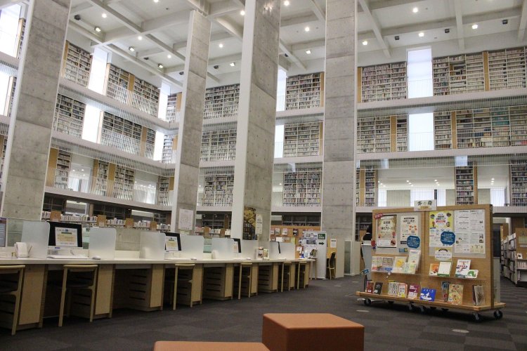 写真＝市立米沢図書館。