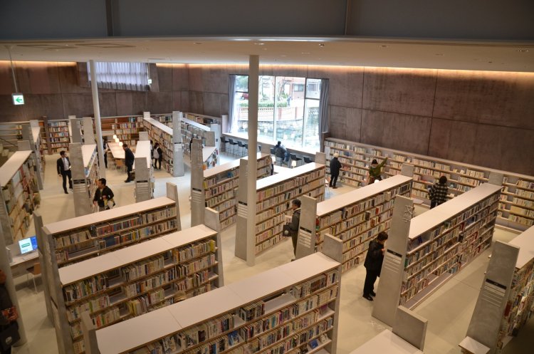 写真（2点とも）＝松原市民松原図書館。