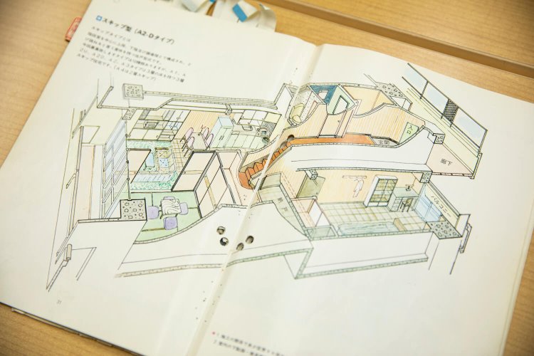 13～15号棟の部屋の間取り例。階段を中心に3層階あるタイプ。