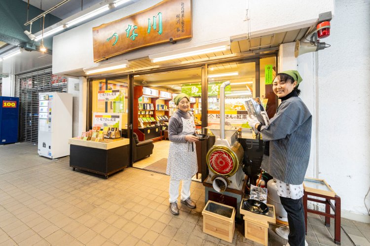 「はなも～る商店会」の日本茶店『つな川』を営む綱川百合子さん（左）と娘・まゆみさん。9:30～16:00、日･祝休。