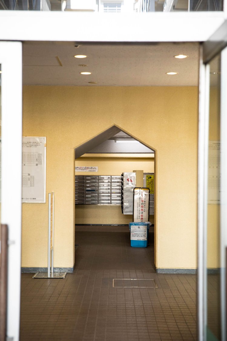 三角垂れ壁がかわいい15号棟の玄関部。