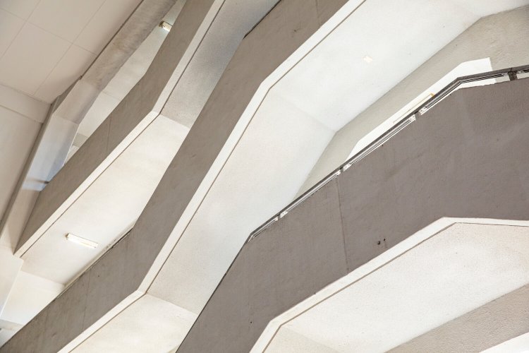 カクカクした4、6号棟の外階段。