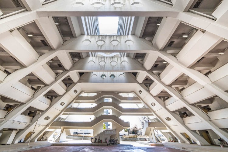 登り梁で支える4号棟の中庭空間は、通称“赤広場”。