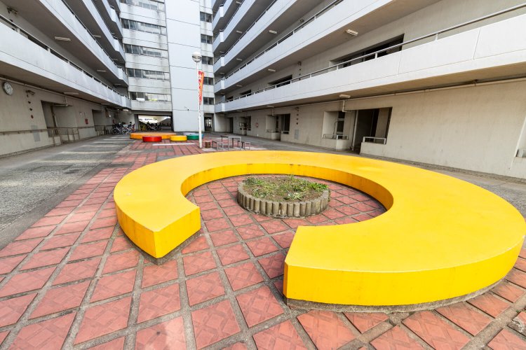 5号棟の中庭にはファンシーなベンチが。