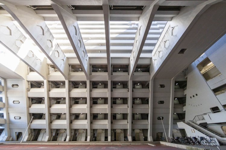 屋根がなく日が差し込む赤広場。所々に六角形の意匠が。