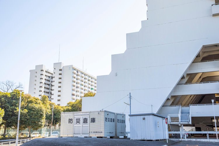 6号棟の奥には団地内で最も大きい2号棟。