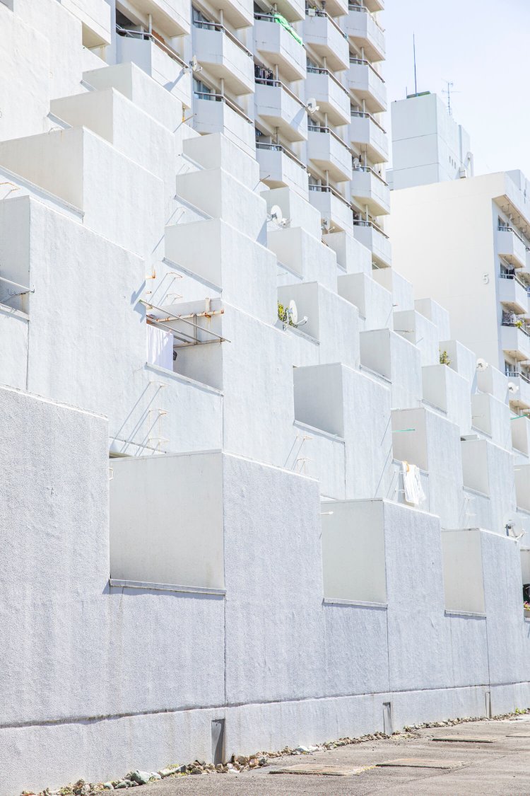 逆Y字型住棟のベランダ側は5階まで階段状に。ギリシャのリゾート地のよう！