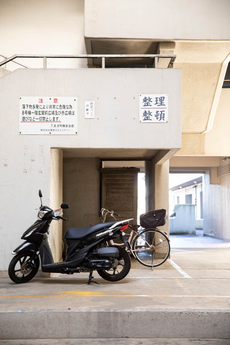 「整理整頓」の文字が歴史を感じる8号棟。