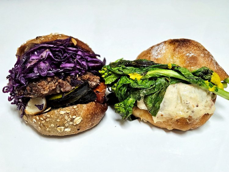 左から、ダコタンバーガー604円、季節限定 焼きカブと菜の花のゆず風味 トンナートソースサンド572円。