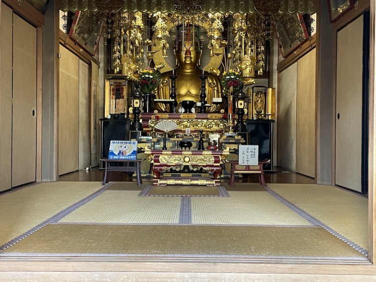 「安養寺」（東京都）に安置される、丈六の薬師如来像。