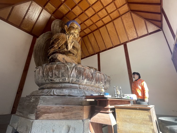 「極楽寺」（大分県）の弥勒如来像は丈六仏。