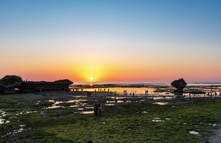 キノコのような大きな岩が点在する渡具知（とぐち）ビーチ。夕日の名所として人気が高い（撮影＝松本佳恵）。