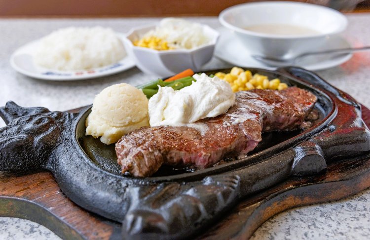 とにかくステーキが大好きな沖縄県民！（撮影＝舘 幸子）。