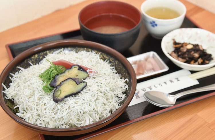 『安芸しらす食堂 安芸本店』の釜揚げちりめん丼セット（撮影＝笹木博幸）。