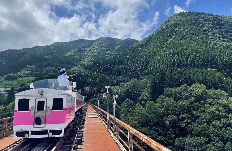 高千穂鉄道は「高千穂あまてらす鉄道」として再スタート。高千穂鉄橋の真ん中、大峡谷にシャボン玉が舞う（写真＝高千穂あまてらす鉄道）。