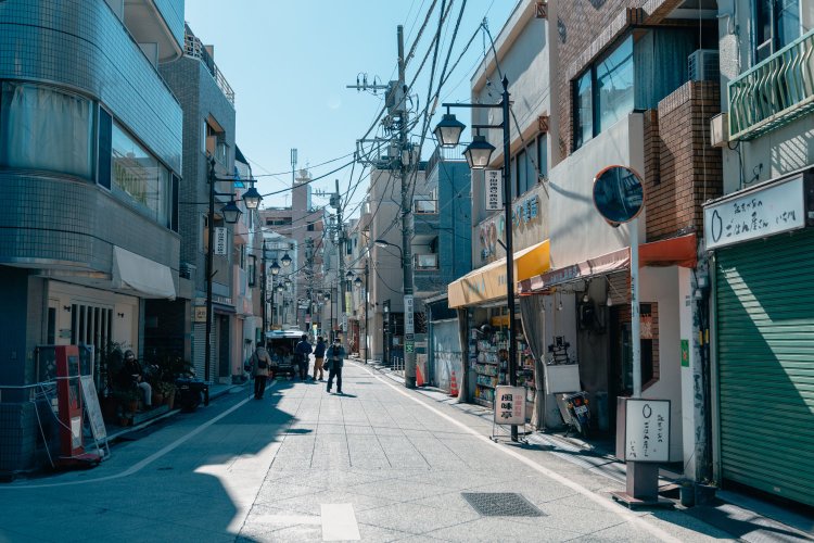 駅近くの鬼子母神通り商店睦会。