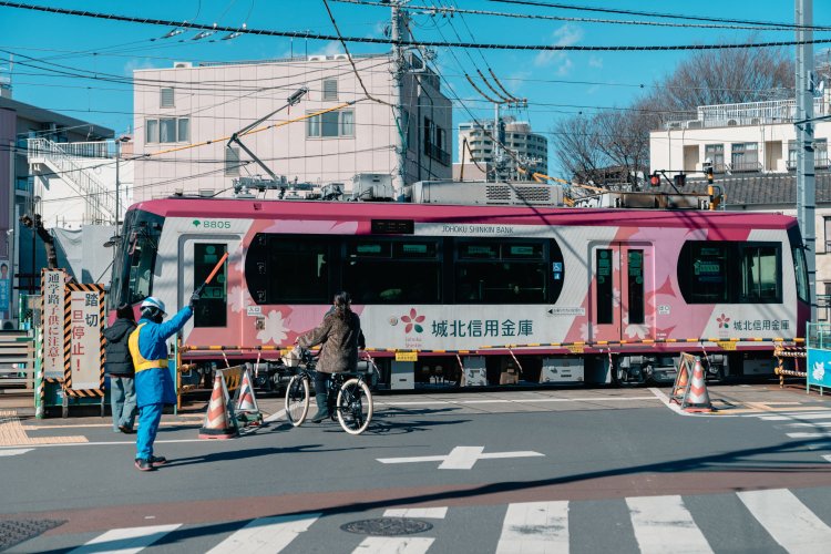 雑司が谷駅前には都電荒川線（愛称「東京さくらトラム」）も通っている。今はこんなにカラフルなのか！　なお線路の下に道路を通す工事中だそうだ。