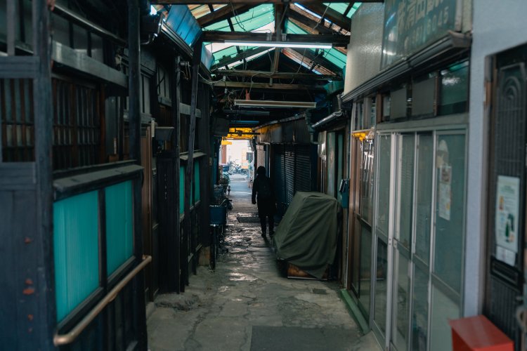 このアーケードは、今はすべてシャッターが下りている。ほんの短い通りだけど、とんでもなく趣のあるスポットだった。