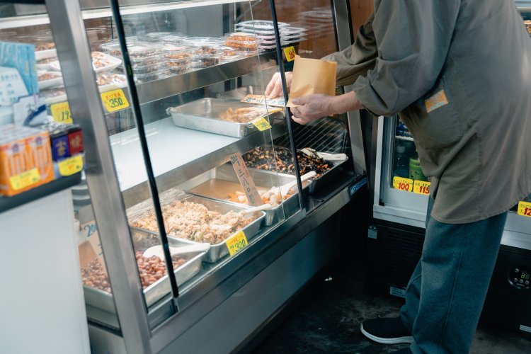 6の付く日は特売日（ちょうどこの日は6日だった）。この商店街の昔からのお決まりだそうだ。