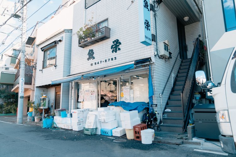 ひっきりなしに買い物客が入っていくお魚屋さん。