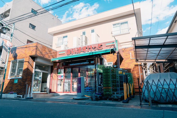 2021年に閉業した「高砂湯」の跡地にできた『まいばすけっと』。よく見ると左にコインランドリーが残ってる！