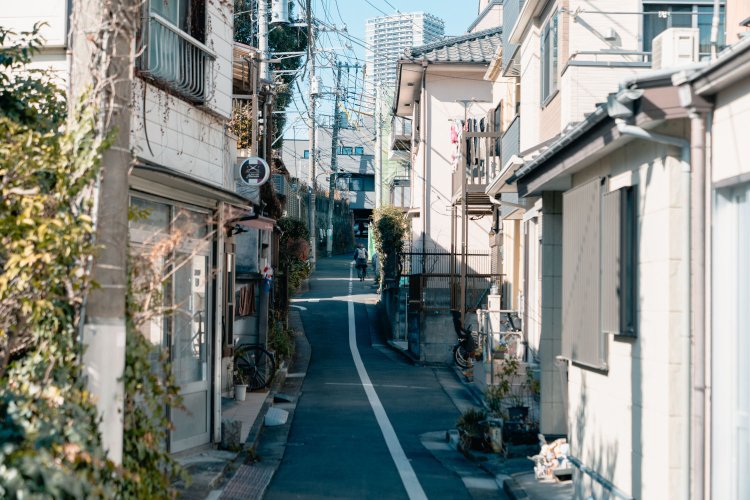 白線がほぼ真ん中にある狭い通り。坂を上っていく。