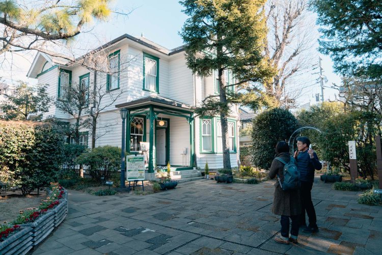 19世紀後半のアメリカ郊外住宅の特色を写した住居。今ではスタバで見られる白と緑の配色。当時の日本では珍しかったそう。