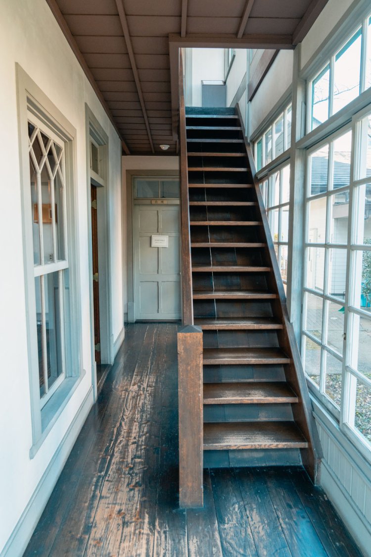 暖炉などは館の中央に集まり、周りはガラス張りで光がたくさん入って気持ちいい。