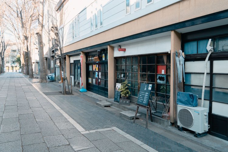 最後の締めに、鬼子母神の参道（ケヤキ並木のところ）で見つけたカフェ『キアズマ珈琲』さんへ。