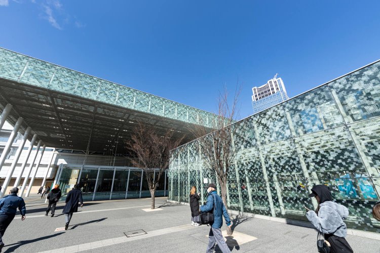 川崎駅東口駅前広場。主人公が駅前で初めて歌うシーンもここ。多くの人が行き交うなか、路上ライブをする人が散見される。