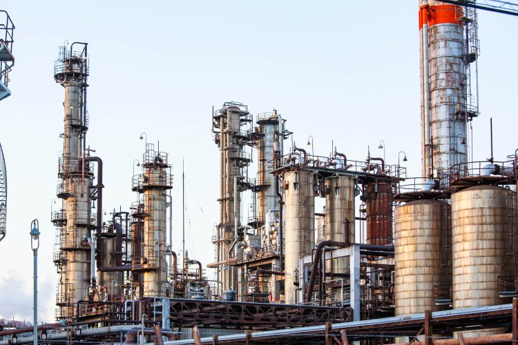 川崎港近くの工場地帯（上）と、桜本町の情景（下）。無機質な情景から『テスカトリポカ』の世界観が浮かび上がる。