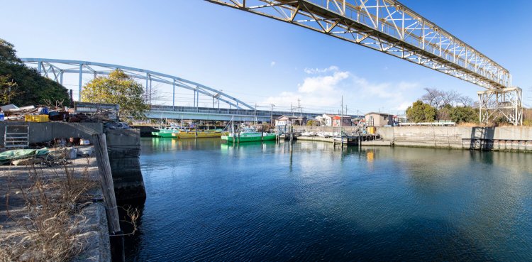 池上町の桜堀運河。対岸には船着き場が並ぶ。奥に見える鋼橋はこの場所のランドマークだ。