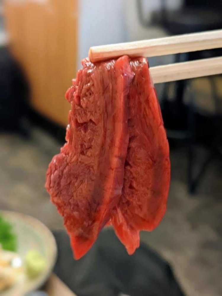 血の滴るような新鮮なサメの心臓の刺し身。