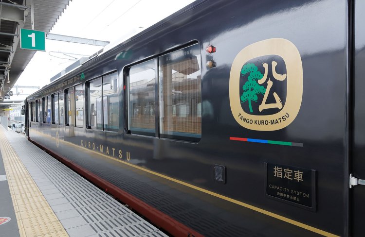 シックな黒いボディの「丹後くろまつ」号。